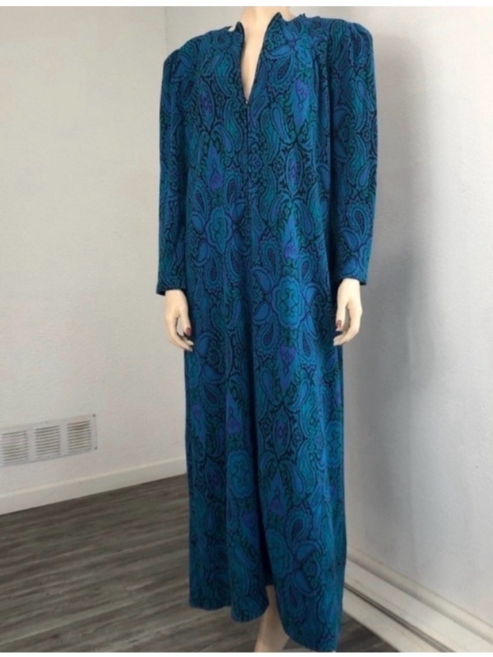Davidbrown vintage Teal Paisley Maxi Dress with Long Sleeves